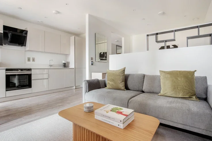 Flat New Drum Street in Greater London