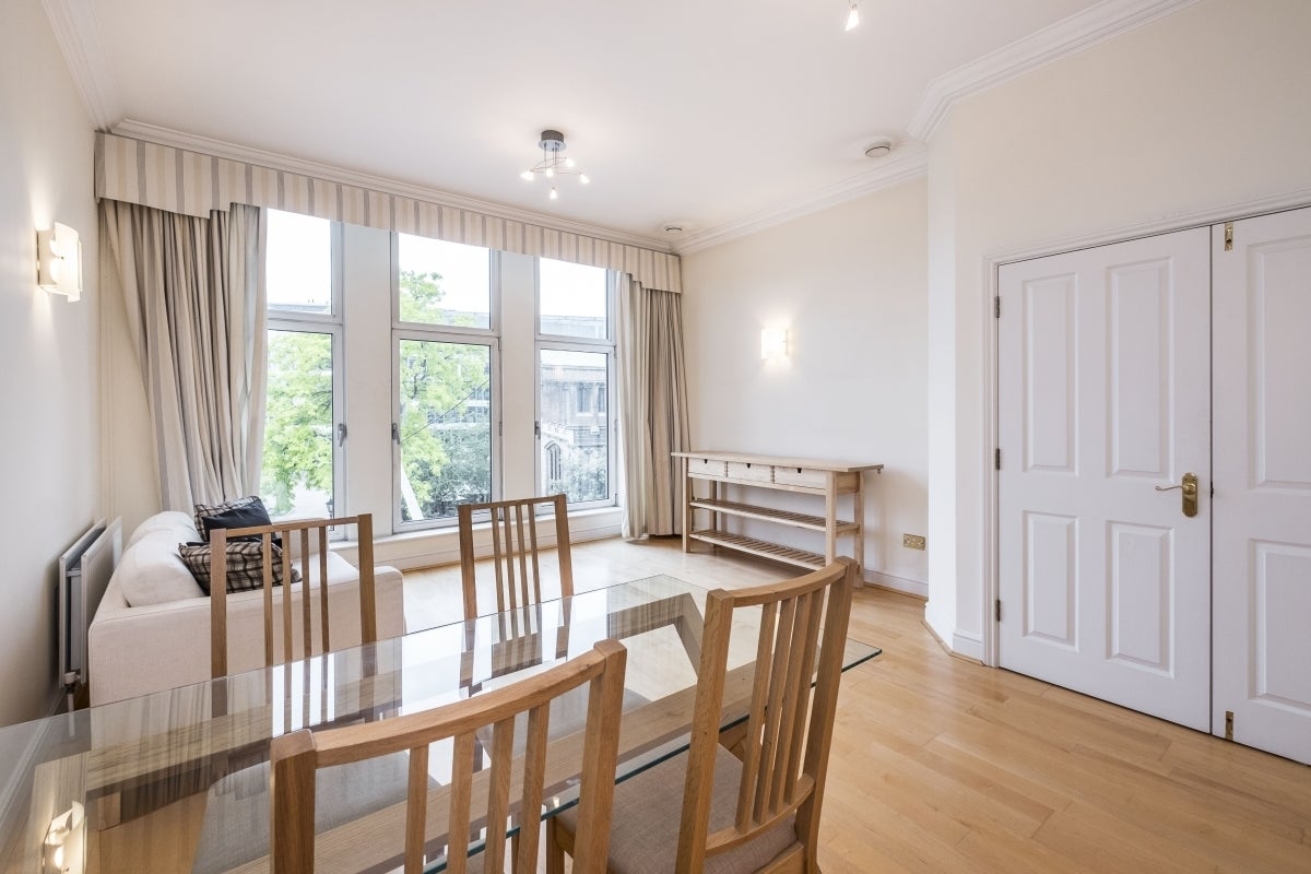 Flat Trinity Square in Greater London