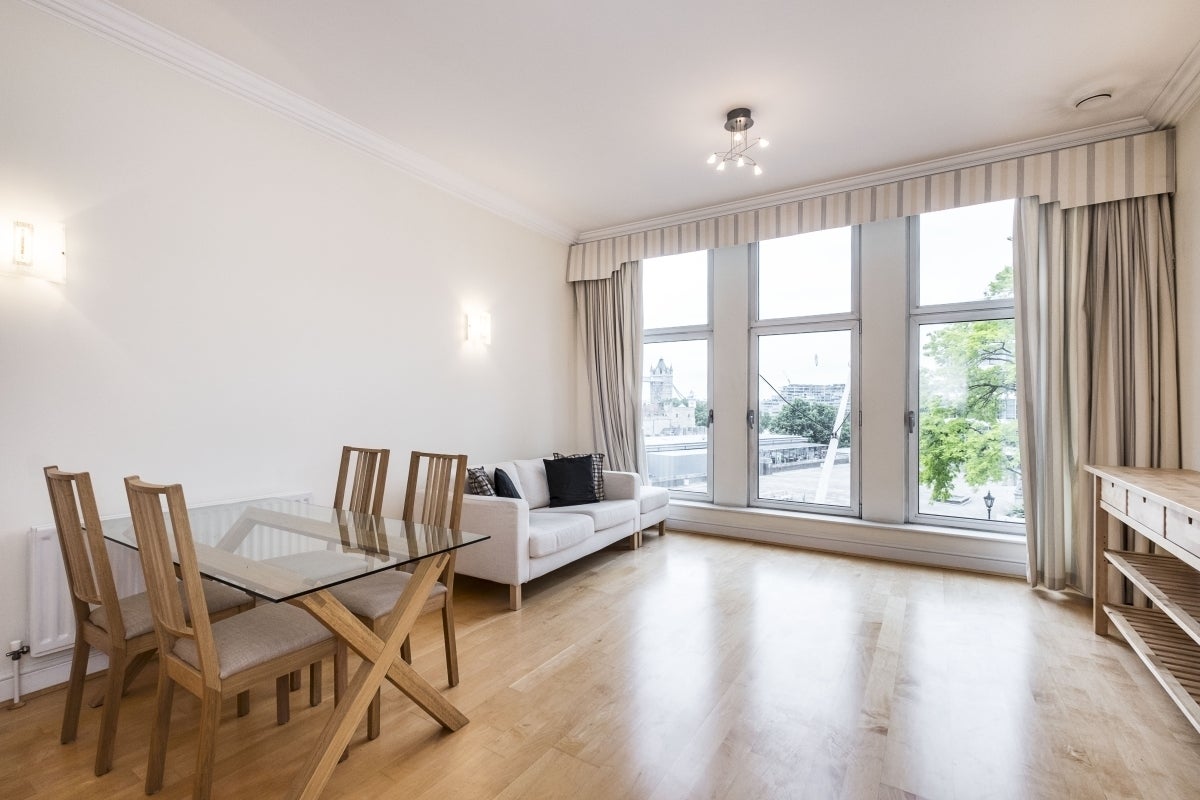 Flat Trinity Square in Greater London