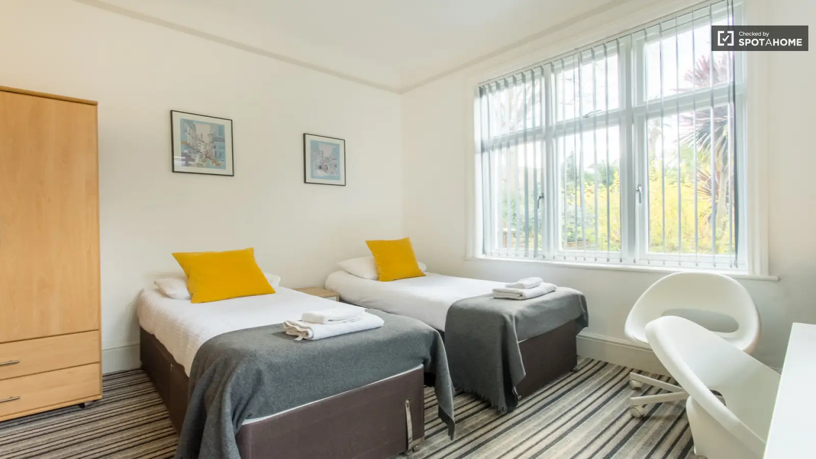 Room Earl's Court Road in Greater London