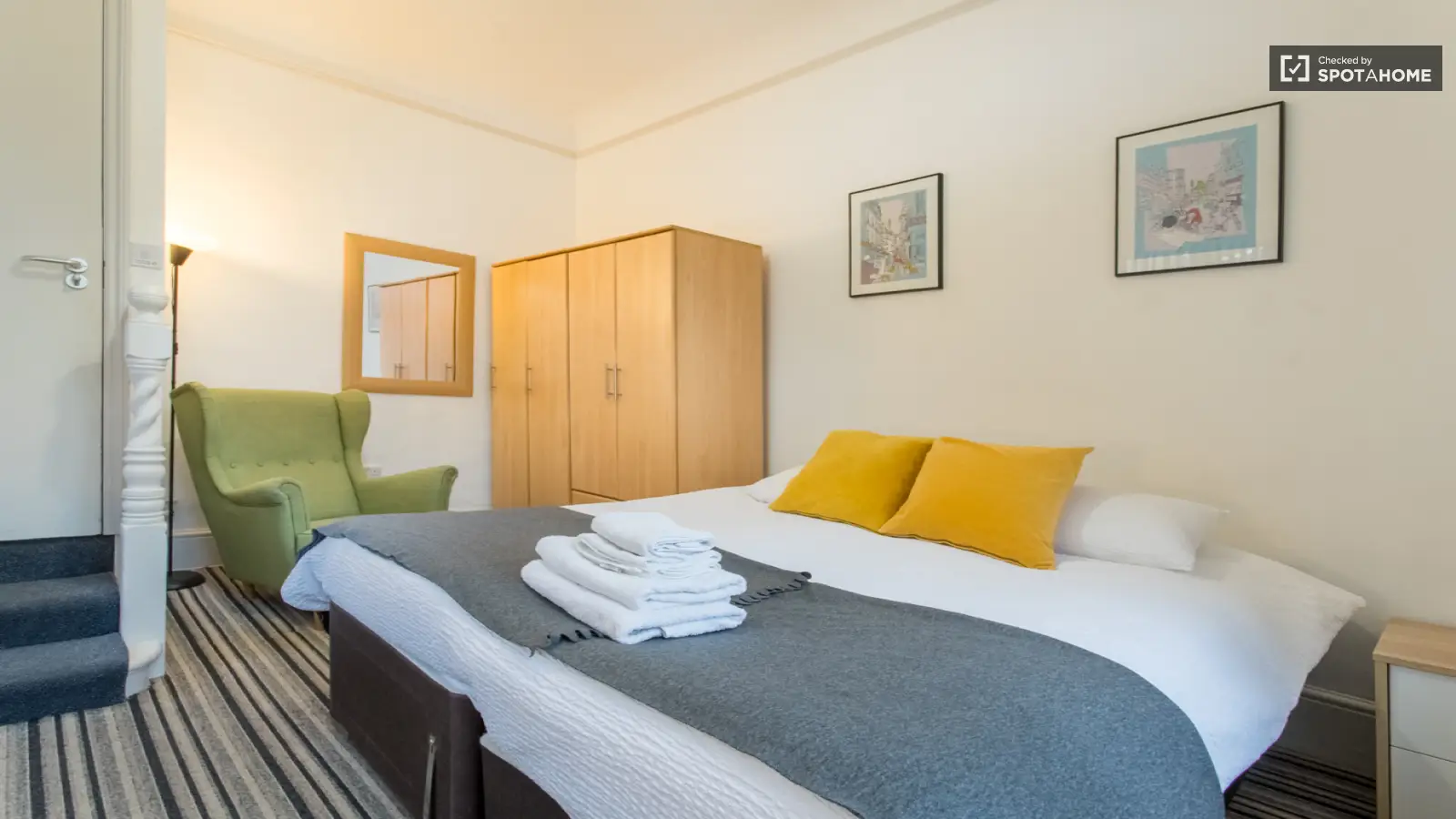 Room Earl's Court Road in Greater London