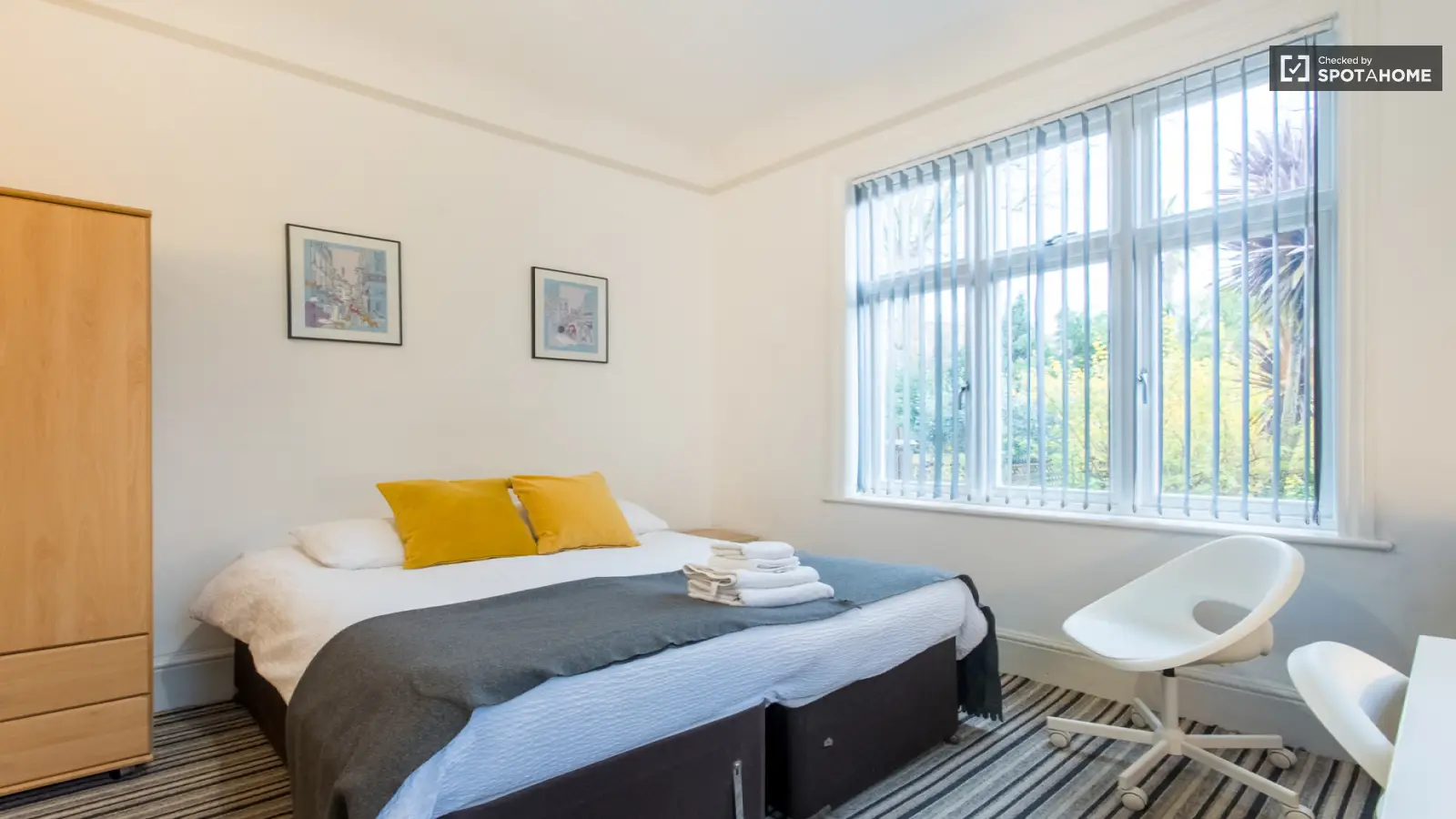 Room Earl's Court Road in Greater London