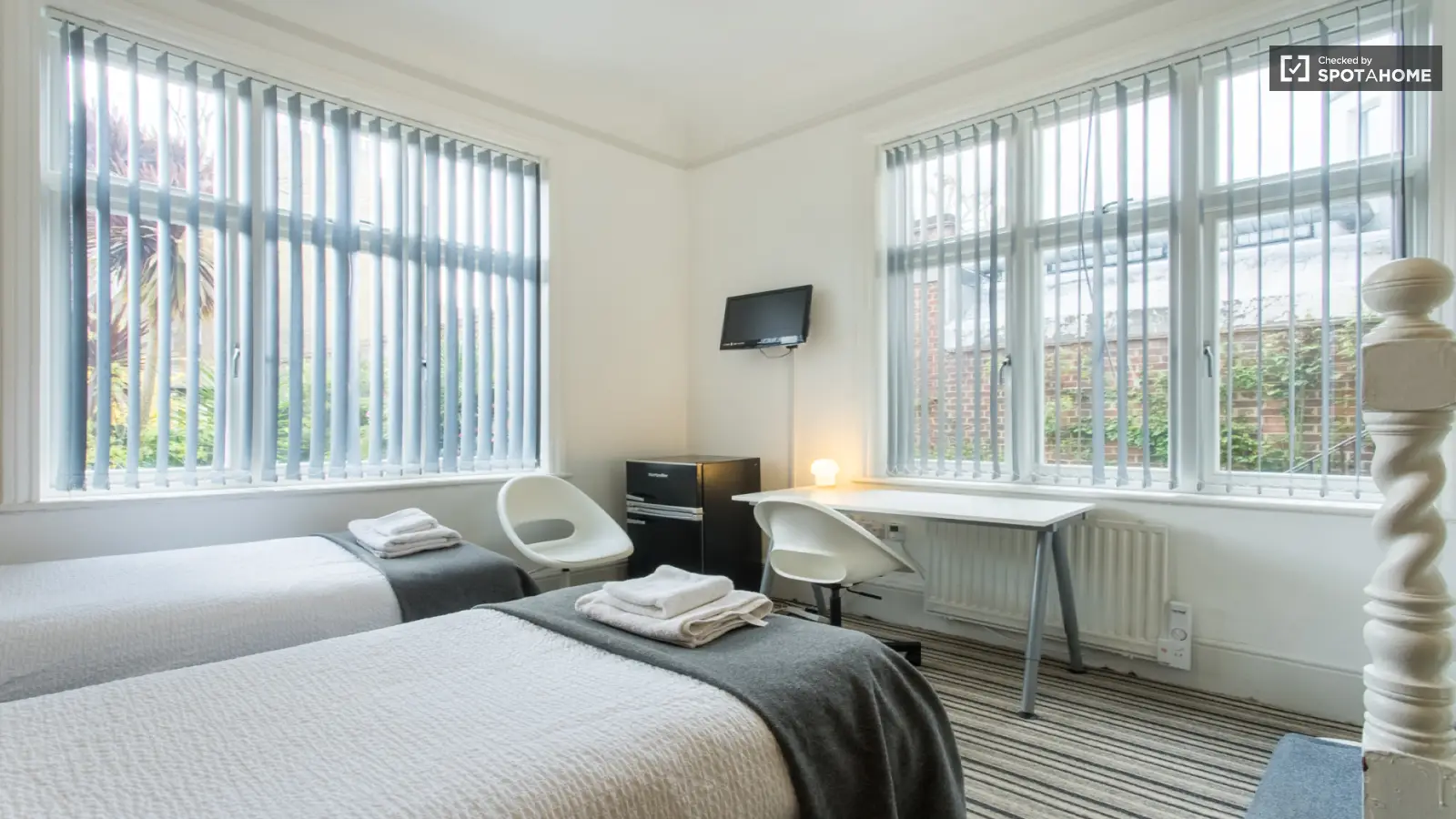 Room Earl's Court Road in Greater London