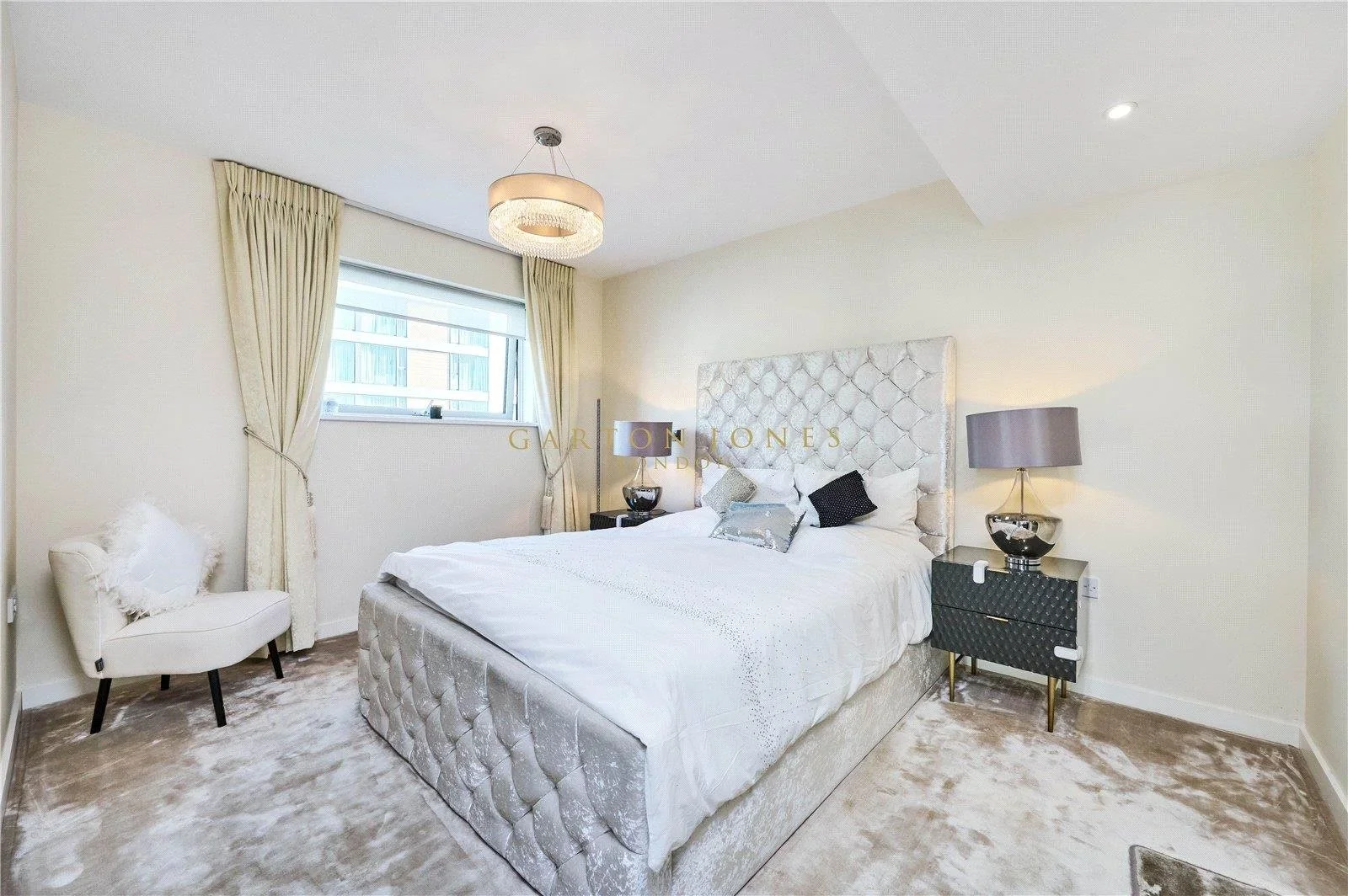 Flat Queenstown Road in Greater London