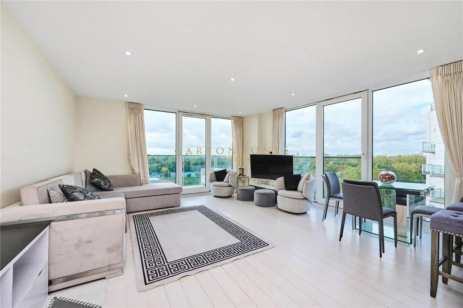 Flat Queenstown Road in Greater London