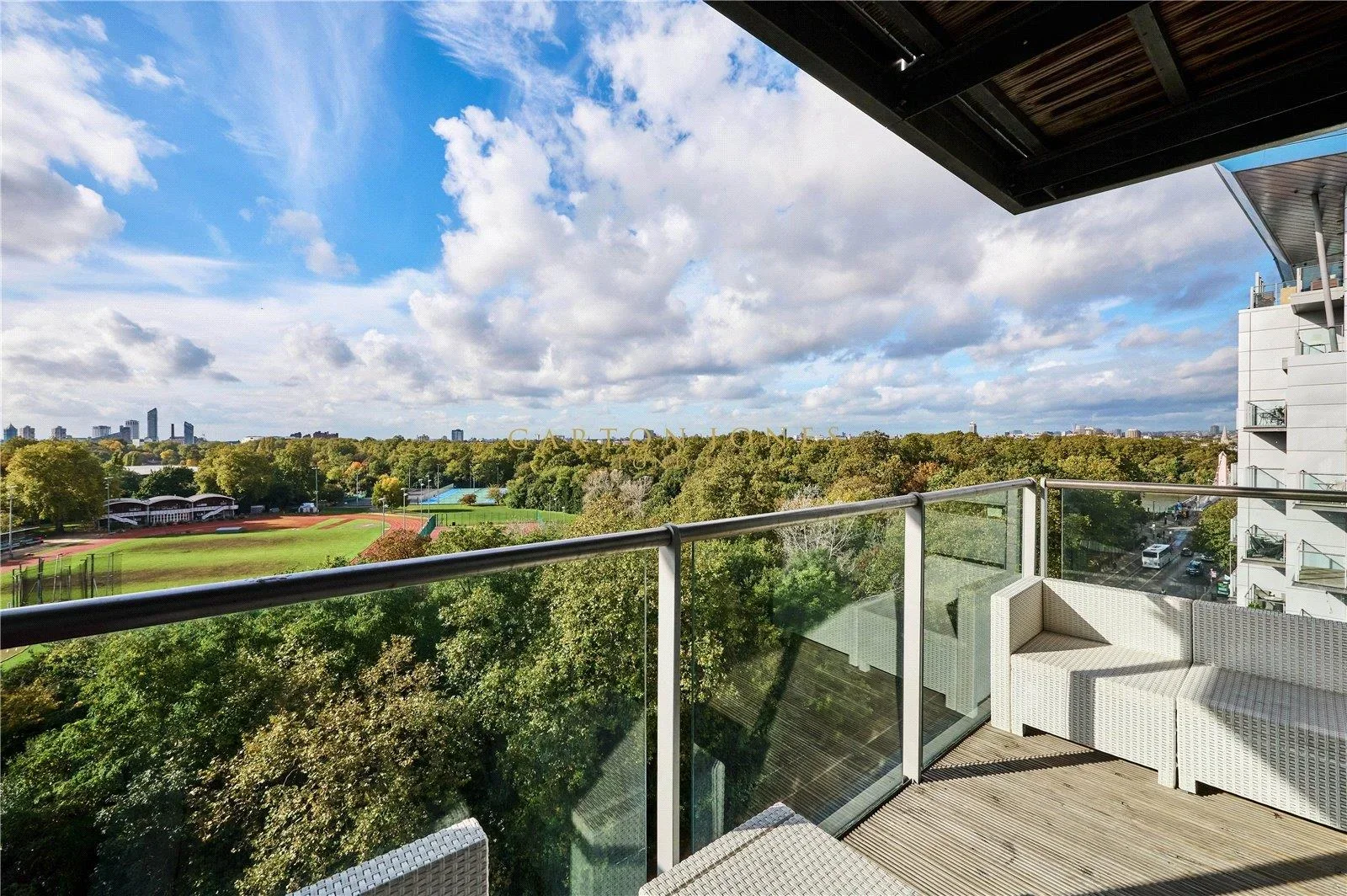 Flat Queenstown Road in Greater London