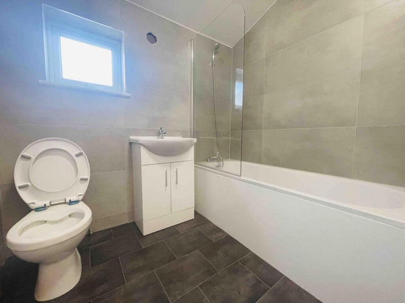 Room Gibbon Road in Greater London