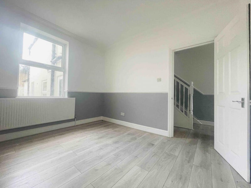 Room Gibbon Road in Greater London