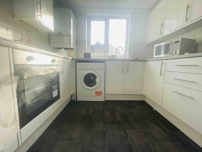 Room Gibbon Road in Greater London