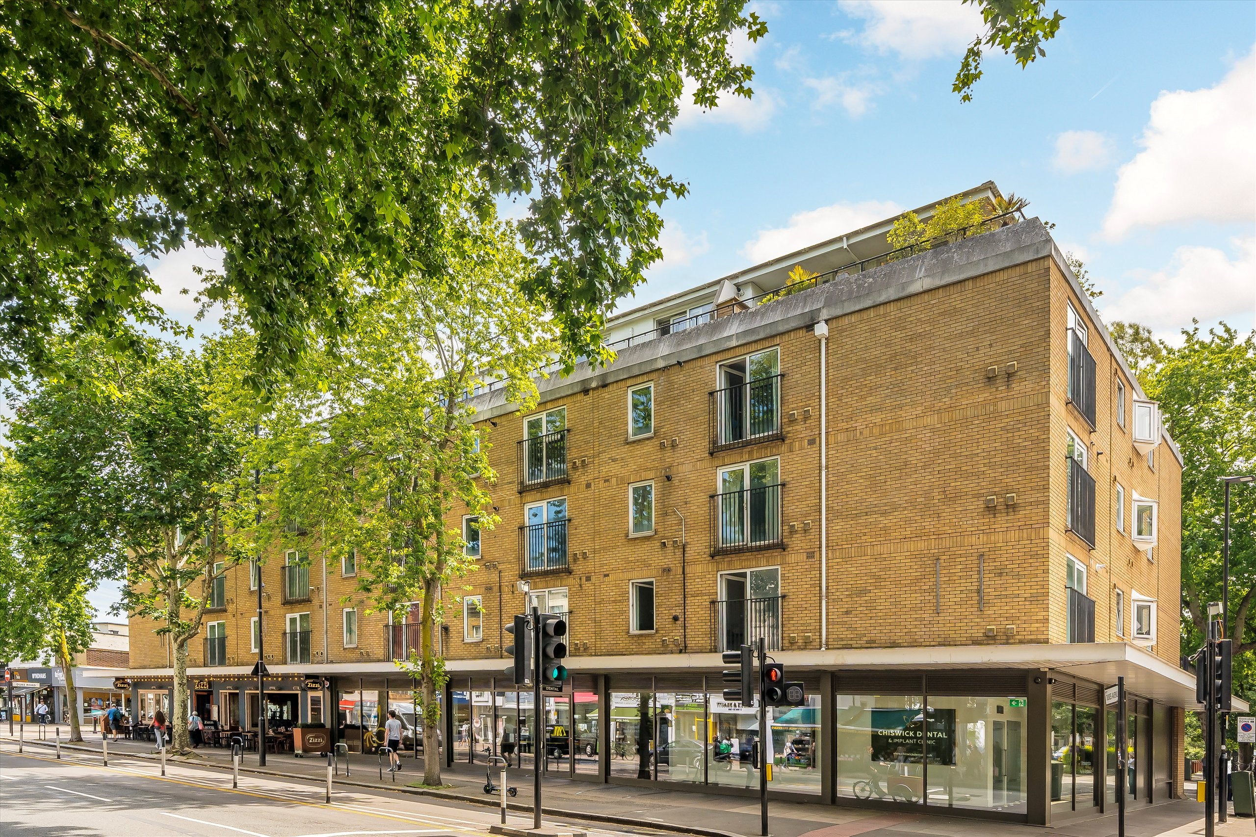 Flat Chiswick High Road in Greater London