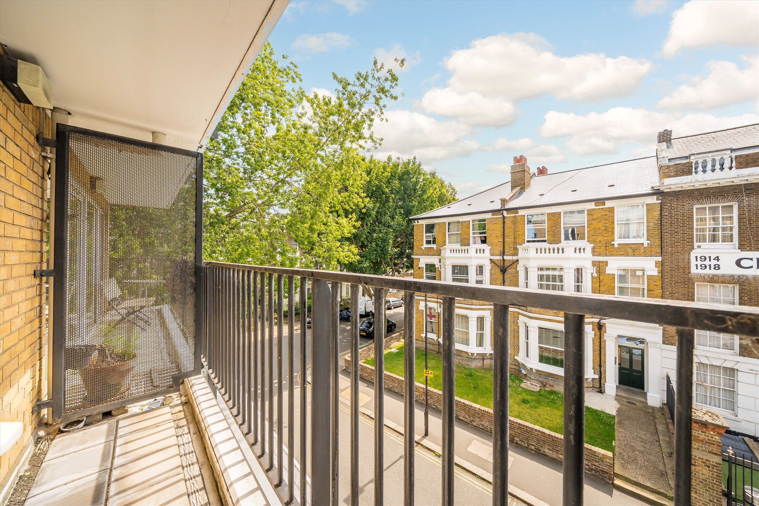 Flat Chiswick High Road in Greater London