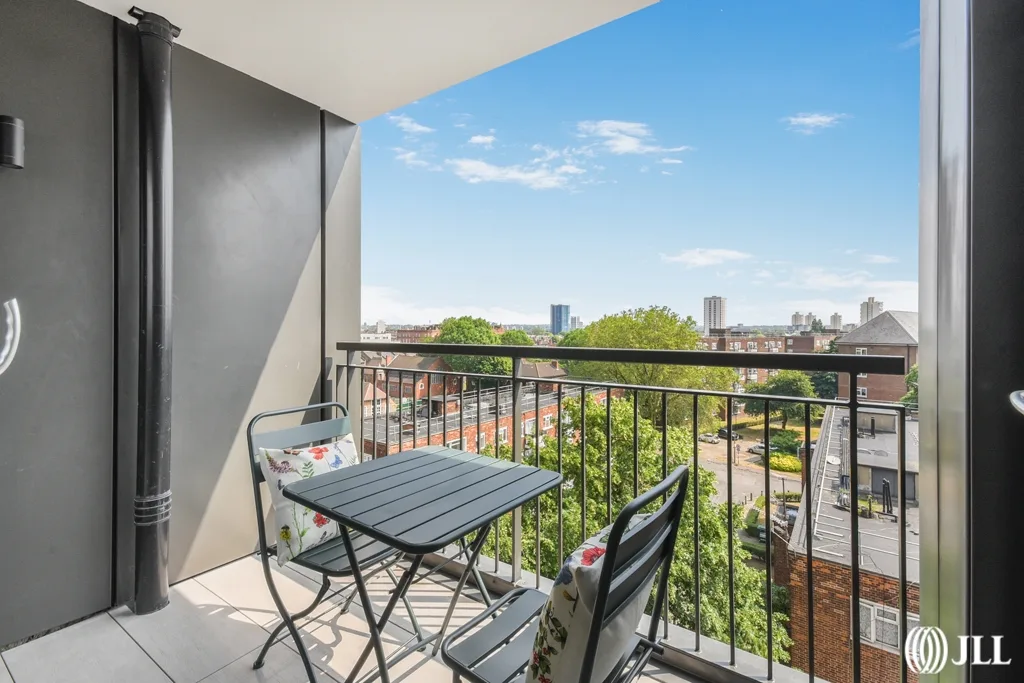 Flat Wyvil Road in Greater London