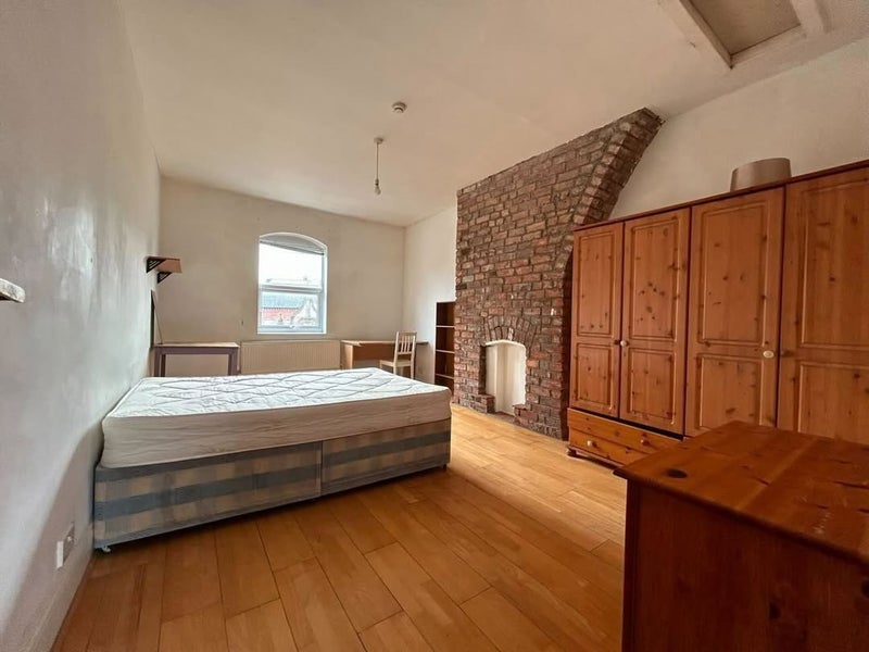 Room Wilmslow Road in Manchester