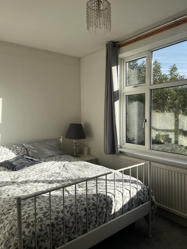 Flat Broomwood Road in Greater London