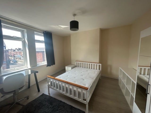 House Wrangthorn Place in Leeds