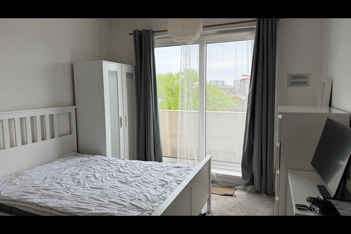 Flat Cathnor Road in Greater London