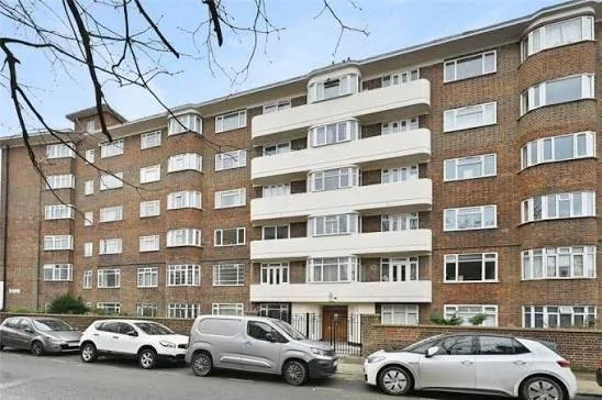 Flat Cathnor Road in Greater London