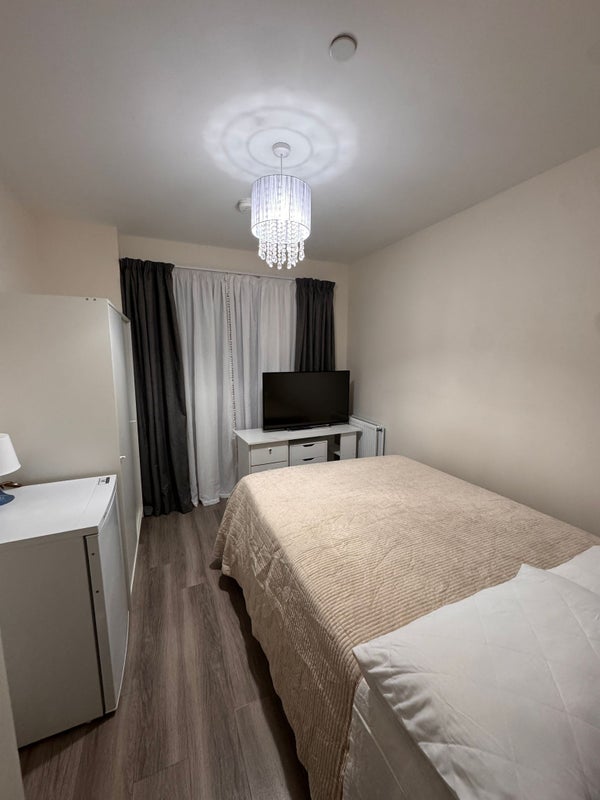 Room Forest Road in Greater London