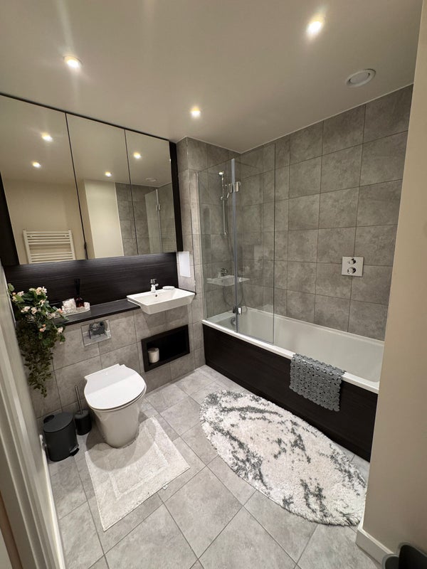 Room Forest Road in Greater London