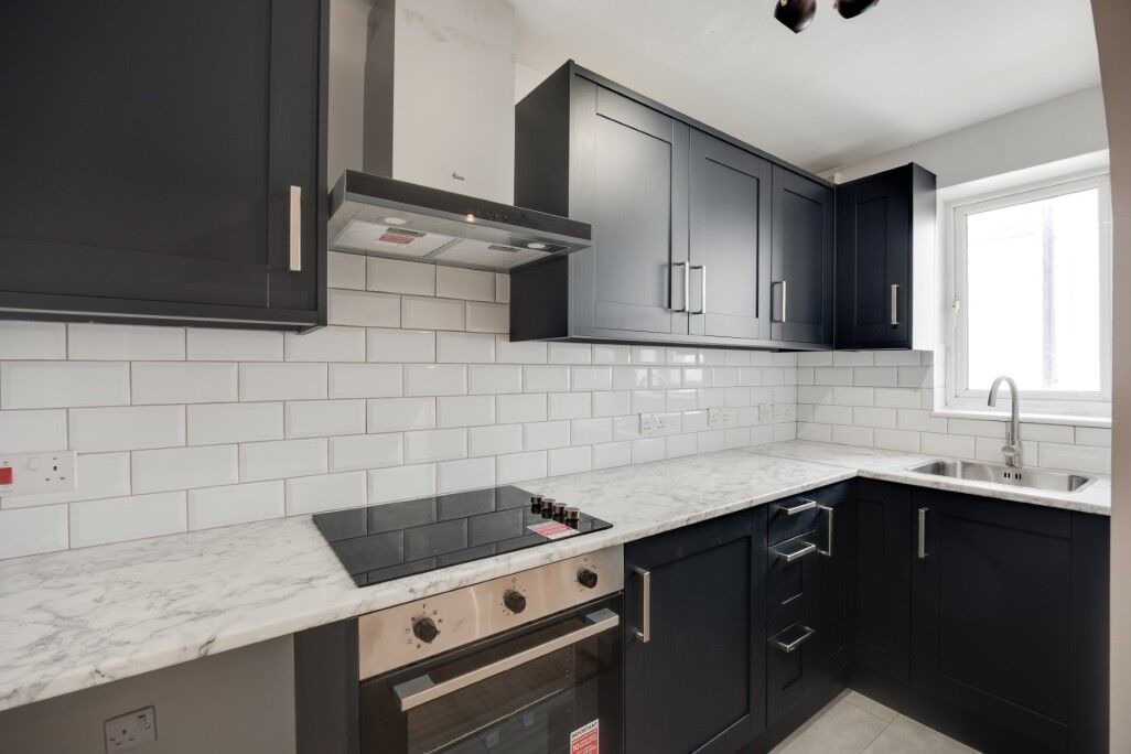 Flat Manstone Road in Greater London