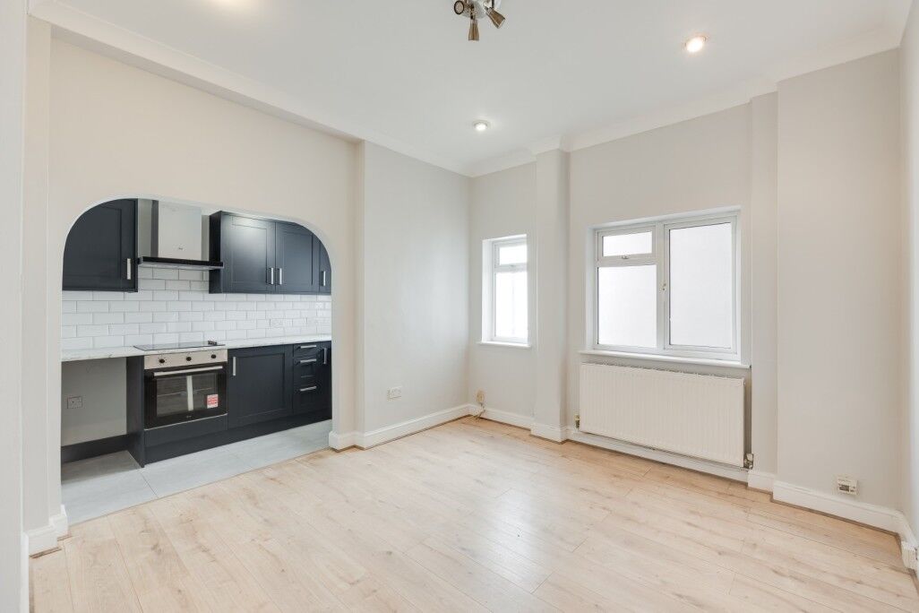 Flat Manstone Road in Greater London