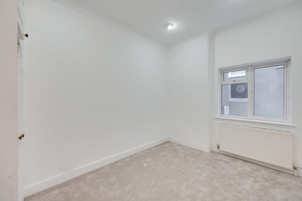 Flat Manstone Road in Greater London