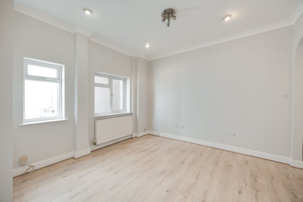 Flat Manstone Road in Greater London