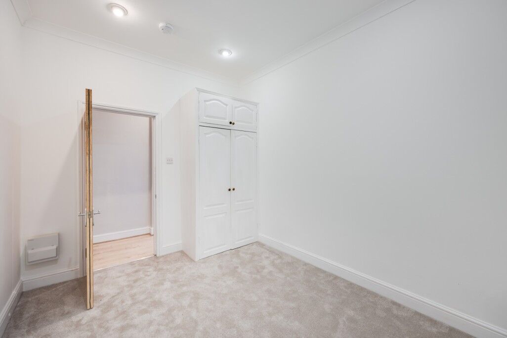 Flat Manstone Road in Greater London