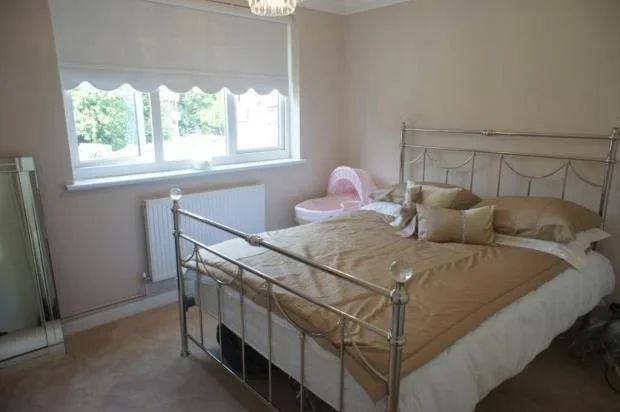 Flat Hurst Place in Greater London