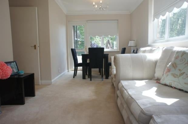 Flat Hurst Place in Greater London
