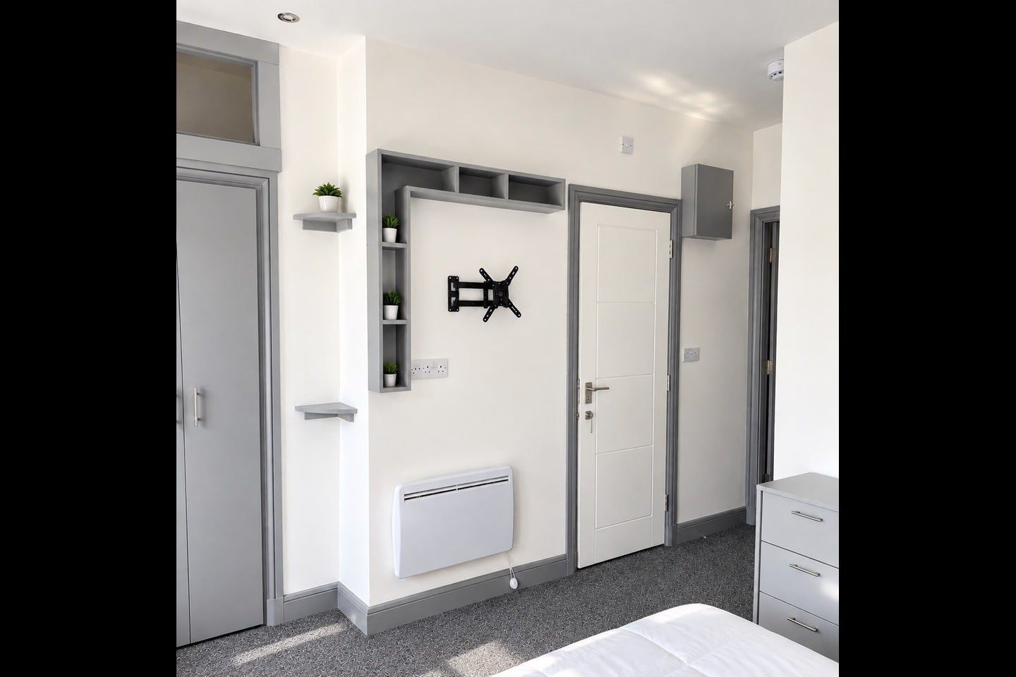 Room Oatlands Road in Greater London