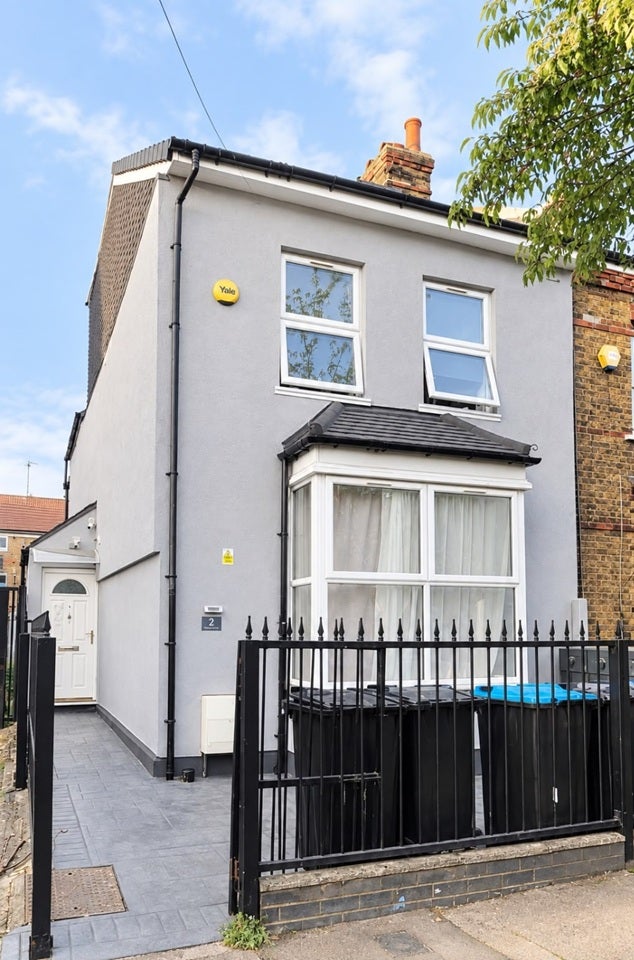 Room Oatlands Road in Greater London