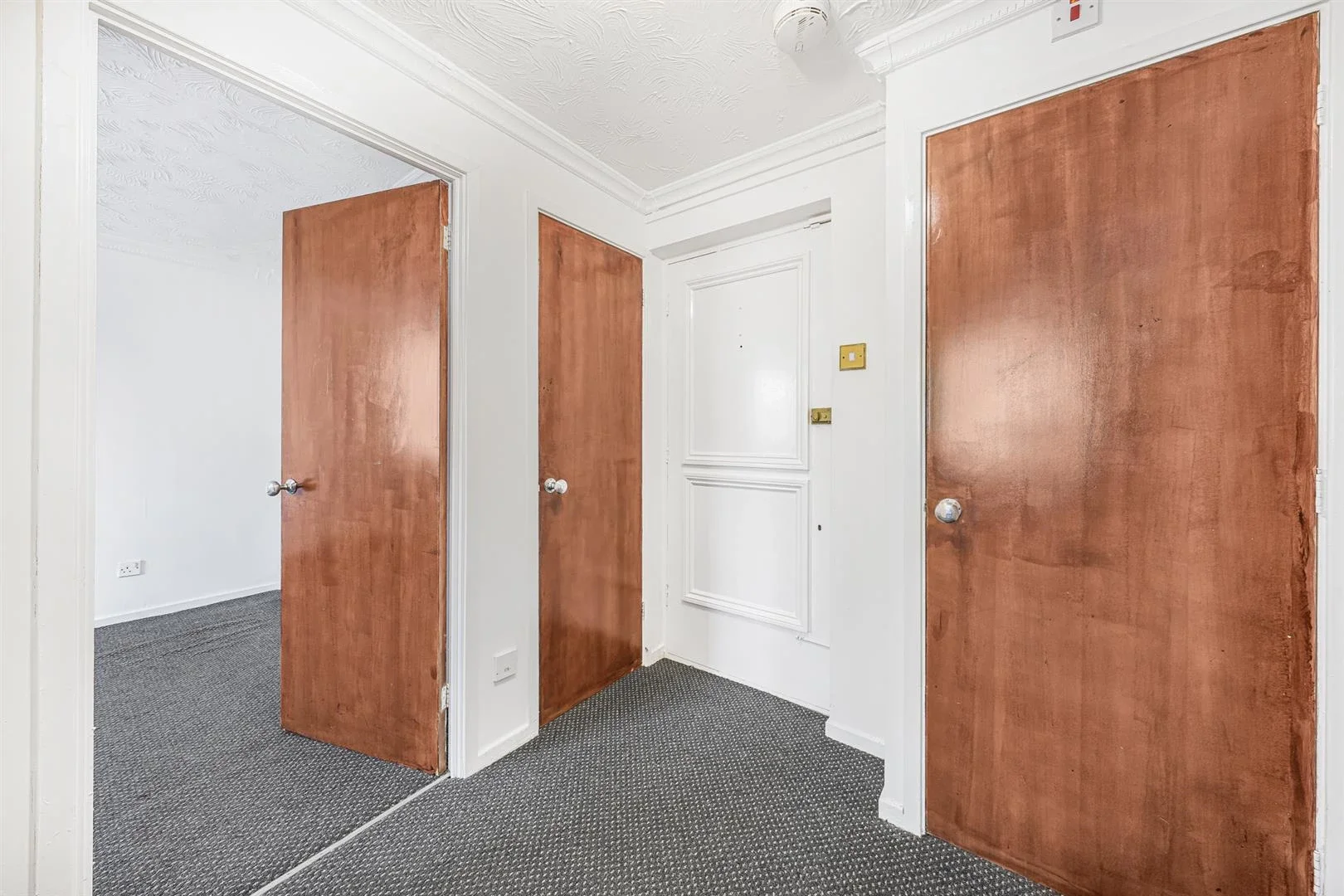 Flat Redwood Gardens in Greater London