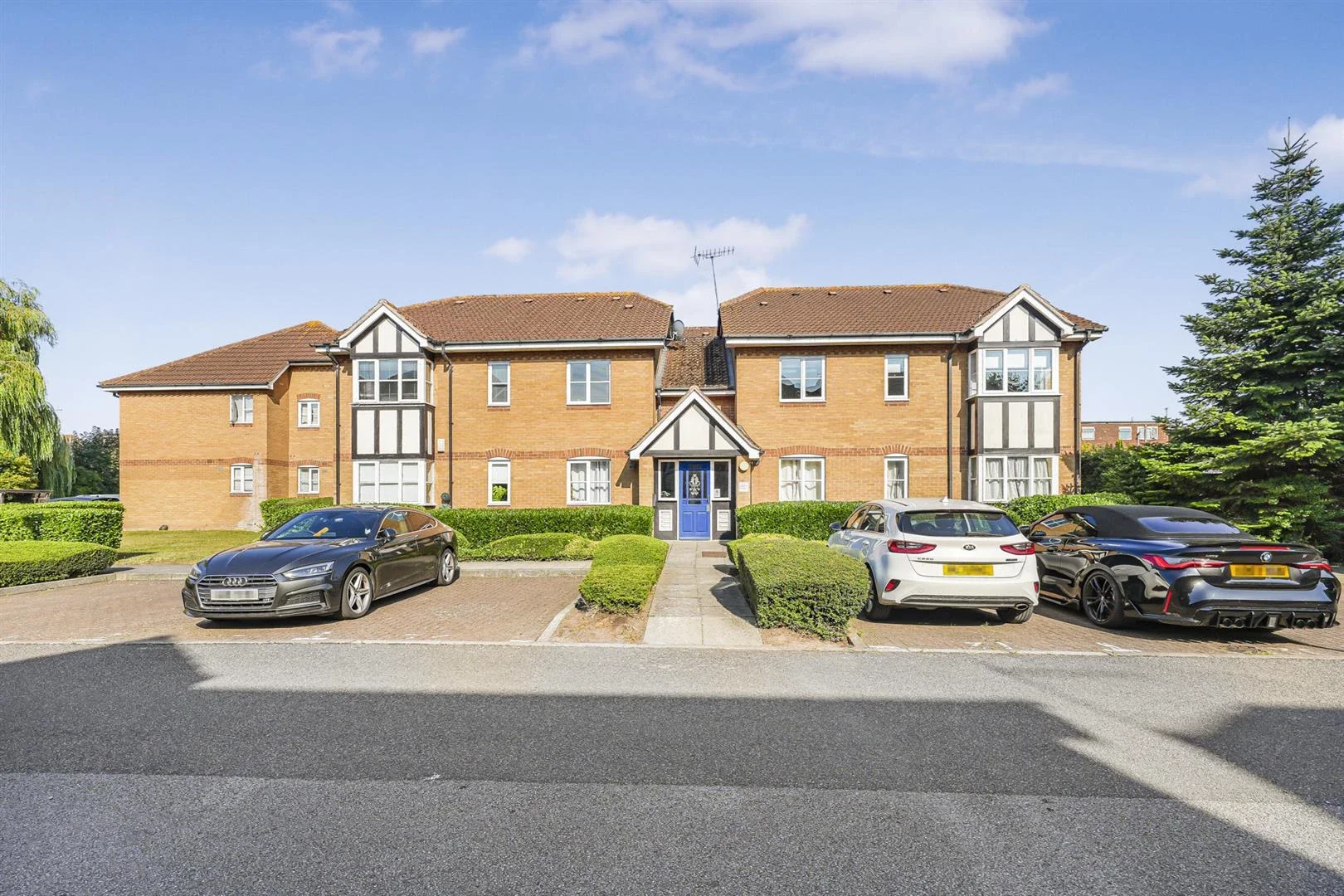 Flat Redwood Gardens in Greater London