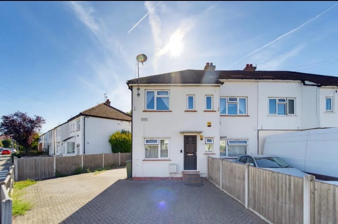 Flat The Crescent in Greater London