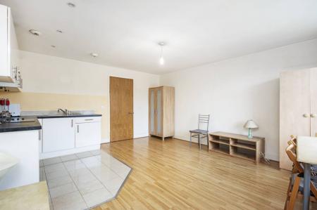 Flat Greyhound Hill in Greater London