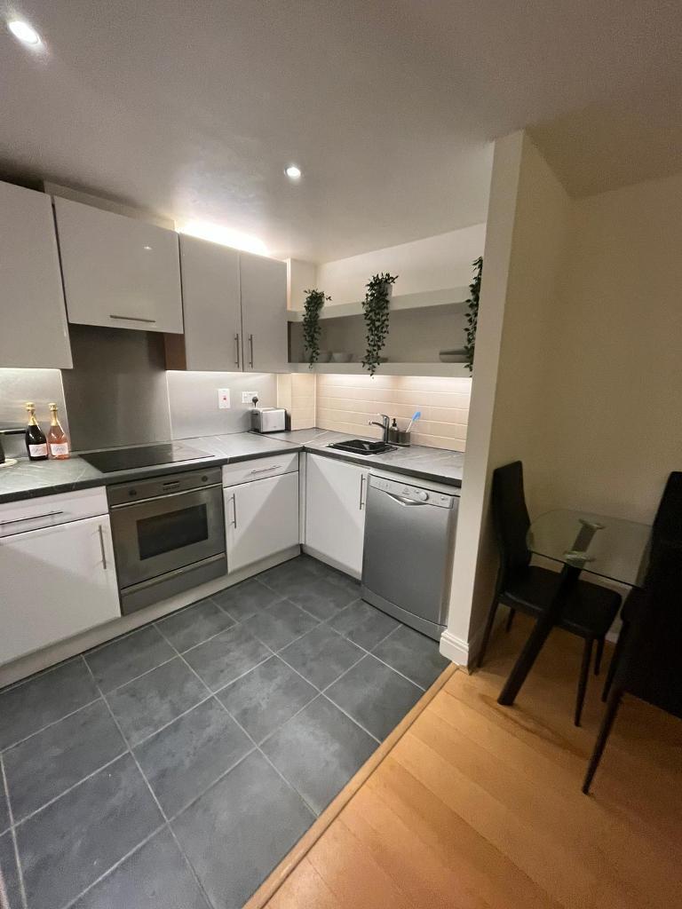 Flat Westferry Road in Greater London