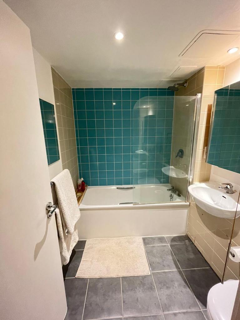 Flat Westferry Road in Greater London