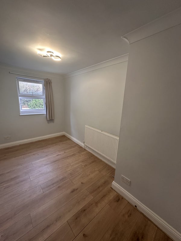 Room Sussex Road in Greater London