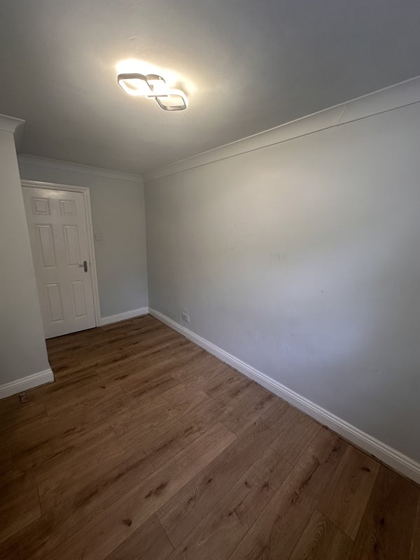 Room Sussex Road in Greater London