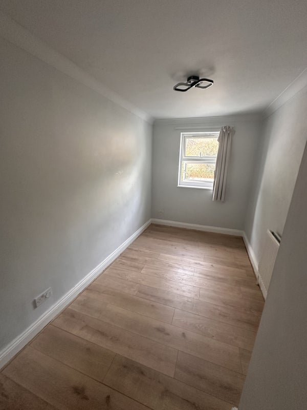 Room Sussex Road in Greater London
