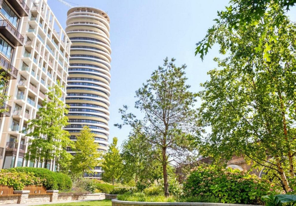 Flat Fountain Park Way in Greater London