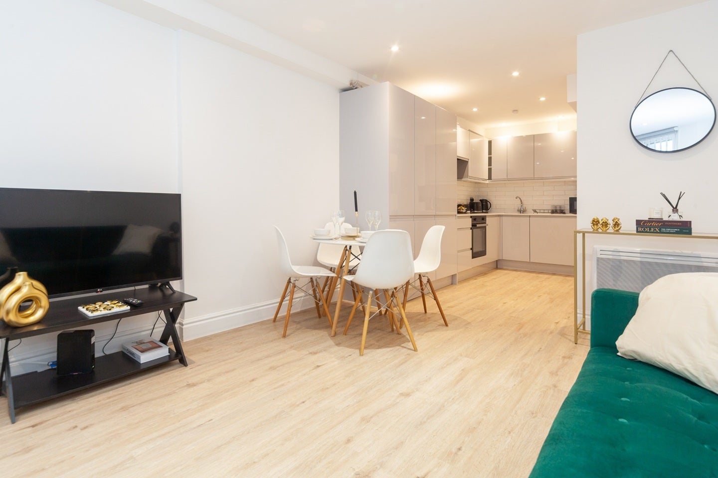 Flat Cheniston Gardens in Greater London