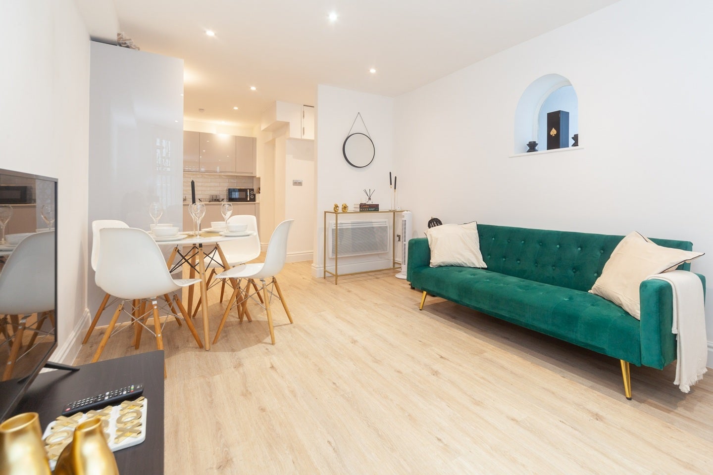 Flat Cheniston Gardens in Greater London