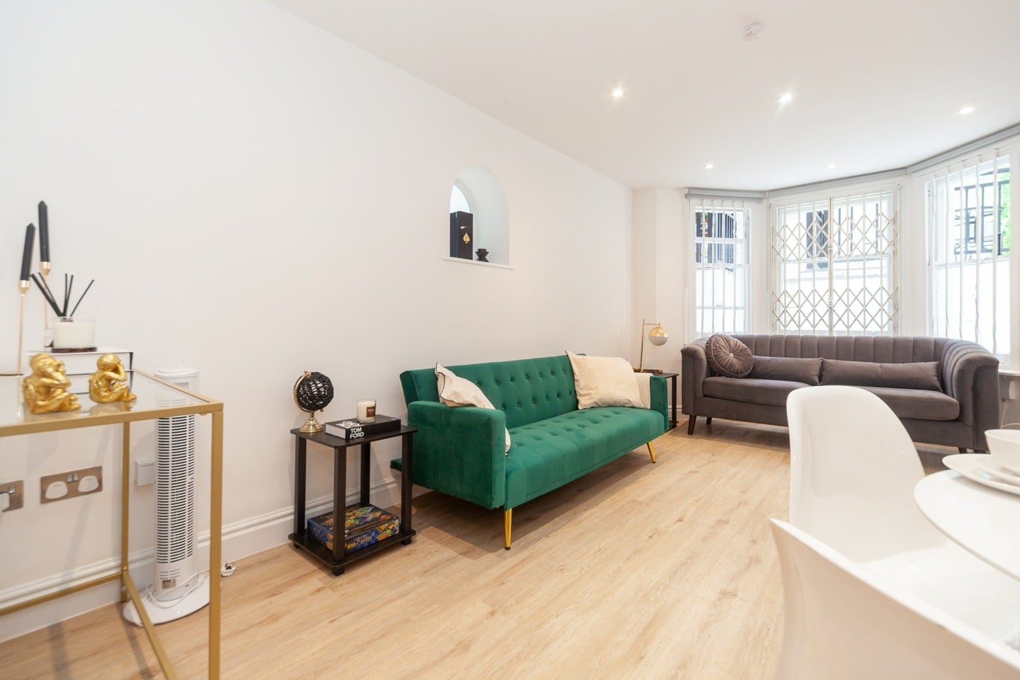 Flat Cheniston Gardens in Greater London