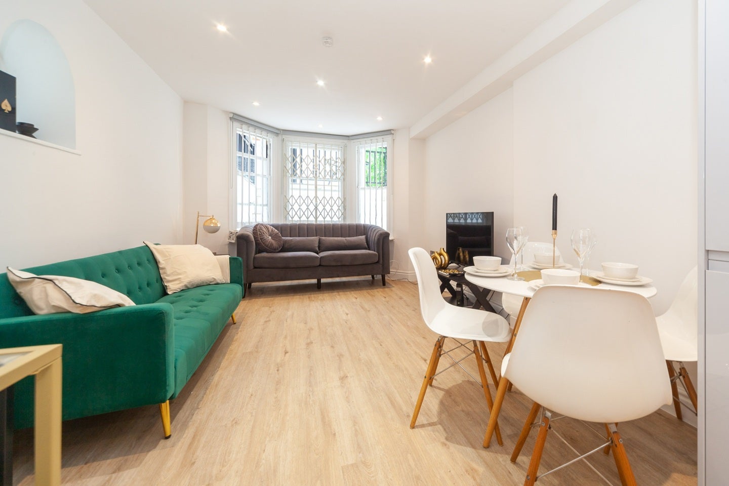 Flat Cheniston Gardens in Greater London