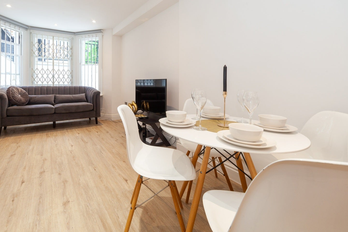 Flat Cheniston Gardens in Greater London