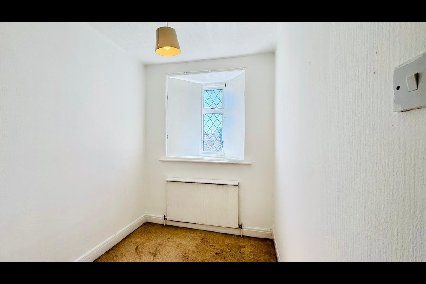 House Queenborough Gardens in Greater London