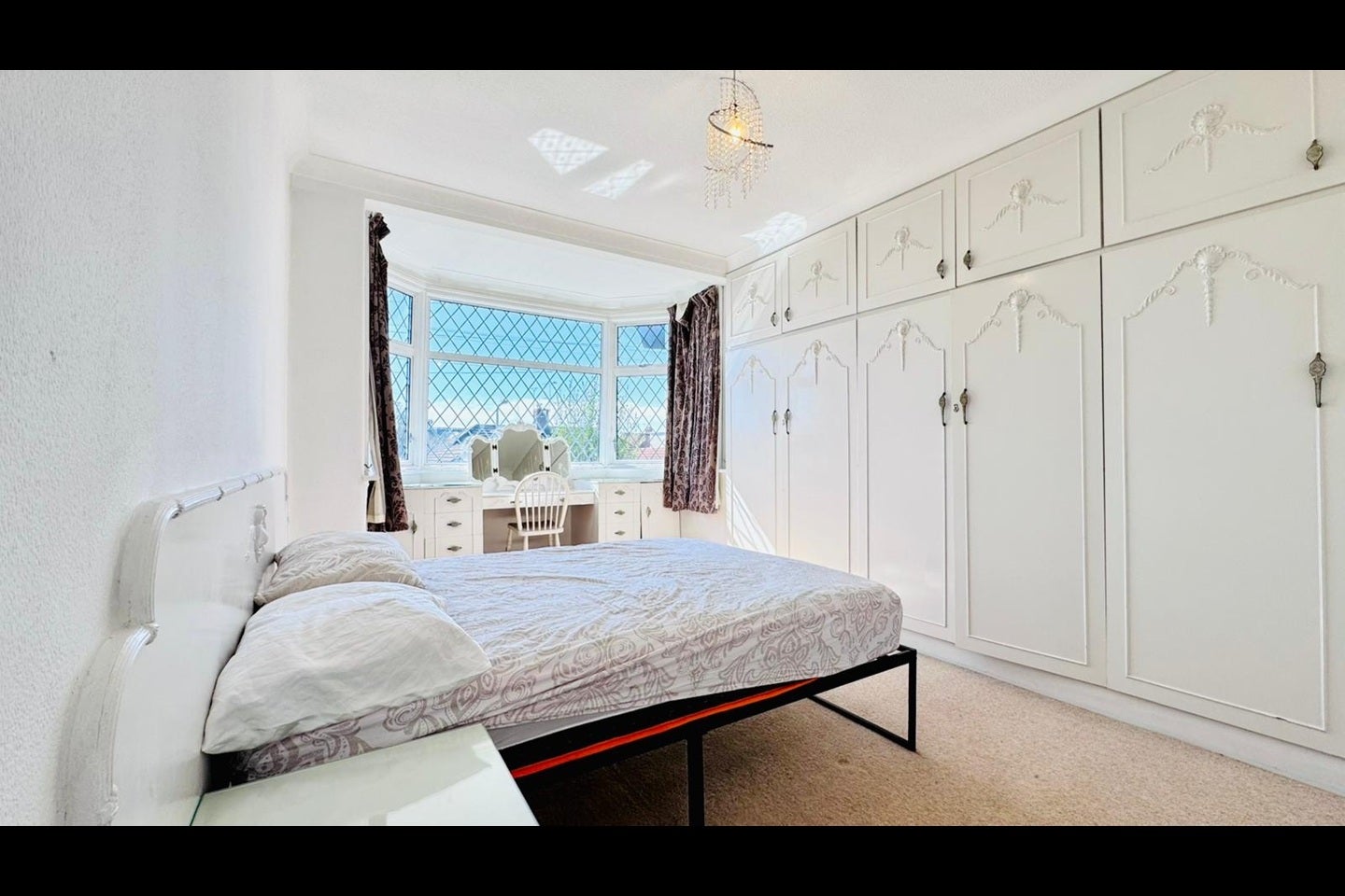 House Queenborough Gardens in Greater London