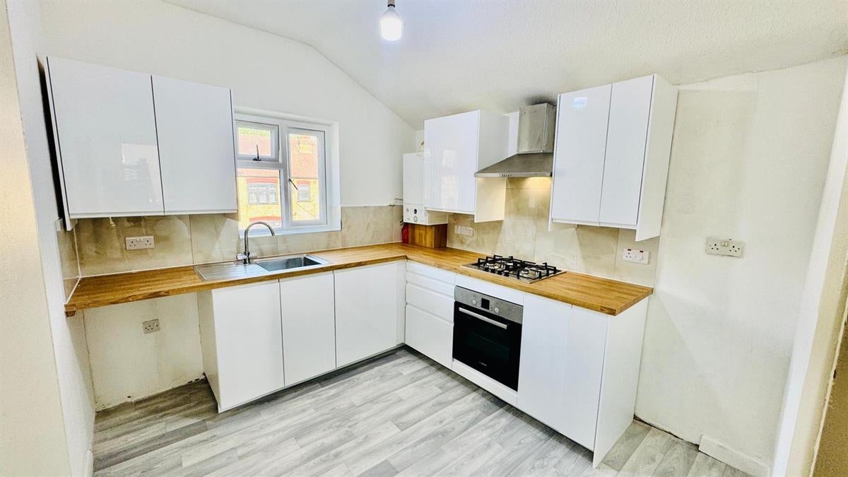 Flat Dersingham Avenue in Greater London